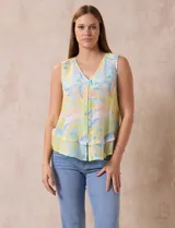 Blusa sin mangas de gasa estampada, marca Zac & Rachel. Escote en V, abertura central con botones y ruedo con volado.