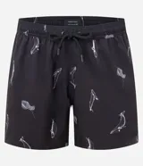 Bermuda de baño masculina confeccionada en microfibra negra con estampado de ballenas blancas. Posee cintura elástica con cordón ajustable y un bolsillo trasero.