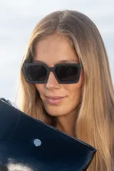 Lentes de sol marca Vulk, modelo Dieven, con montura cuadrada negra y cristales polarizados.