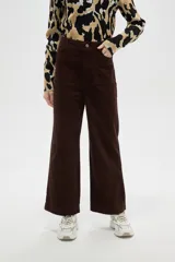 Pantalón de algodón acanalado color marrón oscuro, de corte ancho y tiro alto, con bolsillos frontales.