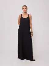 Vestido largo color verde lima, de corte recto y breteles finos. Presenta aberturas laterales en el ruedo.