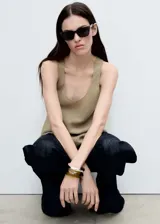 Musculosa color crudo con breteles anchos, escote en V y bajo asimétrico.
