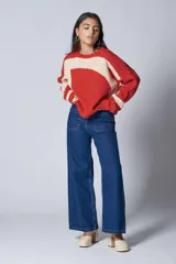Sweater tejido jersey color naranja y beige, 100% acrílico con diseño jacquard Collage, de corte oversize.
