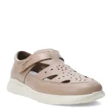 Sandalia Freeway color beige con diseño calado y ajuste con velcro.
