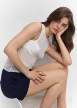 Short de vestir azul marino, de corte recto y tiro alto.