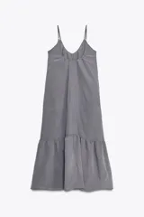 Vestido midi gris de tirantes finos y escote en V. Falda con volantes en el ruedo.