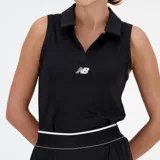Musculosa deportiva negra con cuello polo y cierre parcial con cremallera. Logo de New Balance estampado en blanco en el pecho y falda negra tableada con short incorporado.
