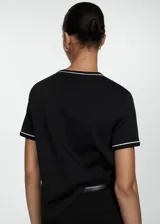 Camiseta negra básica con detalles en contraste y corte relajado.
