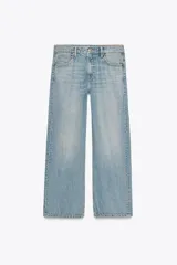 Pantalón de jean azul oscuro, de corte wide leg y tiro medio, con cinco bolsillos y cierre frontal con cremallera y botón metálico.