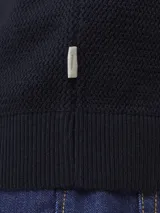 Polo de punto azul marino con cuello clásico, mangas cortas y cierre de botones.