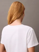 Remera blanca de Calvin Klein con logo bordado en el frente. De corte slim y mangas cortas.