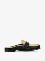 Mule tejido con silueta clásica y punta definida, color beige y negro.