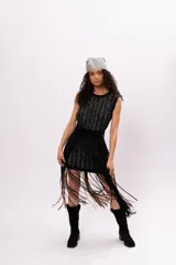 Vestido negro de tejido de punto con hilos plateados, corte recto y sin mangas.