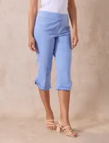 Pantalón capri de algodón a rayas azules y blancas, marca Ruby Rd. Con bolsillos simulados en la parte delantera y bolsillos aplicados en la parte trasera. Pretina ancha elastizada, corte recto y terminación de ruedo desflecado.