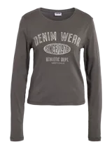 Camiseta gris de manga larga con cuello redondo y estampado frontal con la leyenda "Denim Wear Since 1978 Athletic Dept. Varsity League".