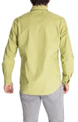 Camisa de manga larga celeste de popelina de algodón orgánico, calce moderno, con cuello clásico, cierre con botones color madera y logo RKF bordado en el puño.