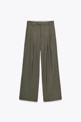 Pantalón de tiro alto color verde oliva, con pinzas delanteras, bolsillos laterales y falsos bolsillos traseros con solapa. Cierre frontal con cremallera y ganchos metálicos.