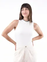 Musculosa ajustada color blanco, con cuello redondo ribeteado en negro.