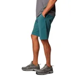 Short de hombre color verde oliva, con bolsillos laterales y traseros con cierre. Protección solar UPF 50 y repelencia al agua.