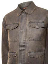 Chaqueta color gris con efecto gastado, cuello clásico, cierre con botones a presión, cuatro bolsillos frontales con solapa y puños abotonados.