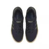 Championes Adidas Busenitz Vulc II, color azul marino con detalles en verde militar y suela color caramelo. Zapatillas de skate de caña baja con exterior de gamuza, las 3 tiras clásicas de Adidas en los laterales y refuerzo Adituff en la puntera para mayor resistencia al desgaste.