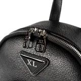Mochila negra de cuero sintético con textura graneada. Tiene un compartimento principal con cierre doble, un bolsillo interno con cierre, un bolsillo interno abierto y un bolsillo externo con cierre. Las correas son regulables y los herrajes son plateados.