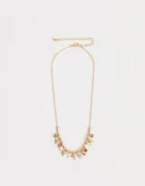 Collar corto dorado con cadena de eslabones y cuentas, con dijes colgantes de corazones, perlas y strass.