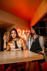 Chaqueta metalizada dorada, elastizada y con cuello camisero.