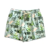 Short de baño celeste con estampado de hojas verdes y formas geométricas en blanco y negro. Tiene elástico en la cintura, cordón ajustable y tres bolsillos.