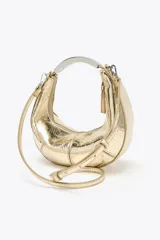 Bolso de mano ovalado color dorado con asa metálica plateada y cierre de cremallera.