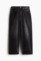Pantalón de jean negro de corte holgado, con tiro bajo y pierna extra ancha.
