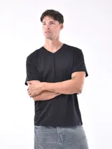 Remera negra de corte regular con cuello en V y mangas cortas.