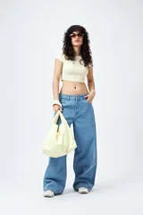 Top corto de punto acanalado color rosa, con silueta ajustada, escote redondo y ribetes blancos en cuello y mangas.