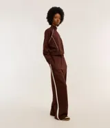 Pantalón de corte recto color marrón con raya lateral blanca y lazo en la cintura.