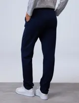 Pantalón de yoga azul marino, de corte recto y cintura elástica.