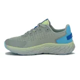 Championes deportivos Diadora modelo Freeze, color gris con detalles en azul claro y amarillo lima. Presentan un diseño de running con malla transpirable, logo Diadora en azul en los laterales y una suela gruesa con textura marcada.