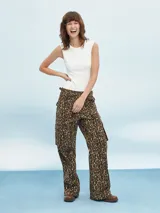 Pantalón cargo de corte recto con estampado animal print en tonos marrones y negros.