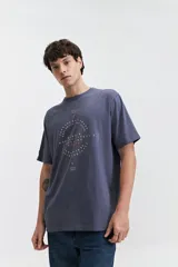 Remera marrón de manga corta con cuello redondo y estampado con texto en el frente.