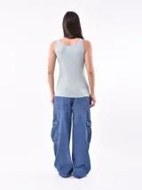 Musculosa de algodón color azul marino con breteles finos y escote redondo.