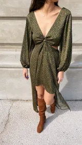 Vestido largo de crepé estampado en tonos verde y naranja, con escote en V, mangas largas abullonadas y abertura lateral en la falda.