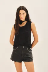 Musculosa blanca de encaje con cuello redondo.