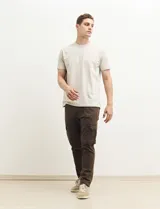 Remera de manga corta color petróleo, de corte recto y cuello redondo.