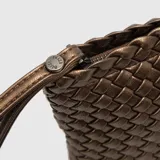 Clutch de fiesta color bronce con diseño tejido y asa de mano.