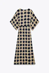 Vestido amplio estilo caftán con estampado geométrico en tonos beige y azul, escote en pico con lentejuelas y manga ancha por debajo del codo. Cintura ajustable con cordones con borlas.