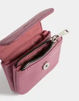 Billetera negra de cuerina con textura croco y tag metálico en relieve. Cierre con broche a presión.