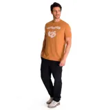 Remera color ocre con cuello redondo y mangas cortas. Estampado frontal con el logo de Caterpillar y el dibujo de una máquina excavadora.
