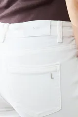 Pantalón de jean blanco, de corte recto.