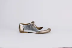 Zapatos tipo ballerina de cuero metalizado plateado y dorado, con amarre delicado en la capellada.