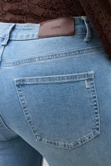 Jean de mezclilla azul medio, corte oxford o bota ancha, tiro medio/alto, con costura central marcada en el frente de ambas piernas.