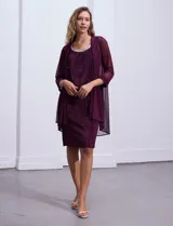 Conjunto de fiesta RM Richards de dos piezas color violeta. Vestido al cuerpo de lurex con cuello redondo y apliques de brillos. Chaqueta de microtul con mangas 3/4.